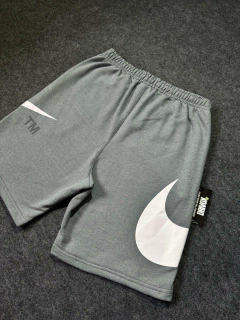 BERMUDA MOLETOM TM BIG SWOOSH - CHUMBO - Drivox Atacado