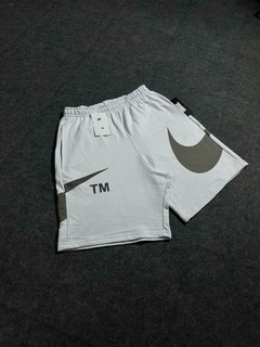 BERMUDA MOLETOM TM BIG SWOOSH - BRANCA COM CINZA - Drivox Atacado