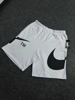 BERMUDA MOLETOM TM BIG SWOOSH - BRANCA COM PRETA na internet