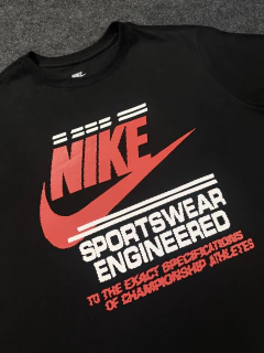 CAMISETA SPORTSWEAR ENGINEERED na internet