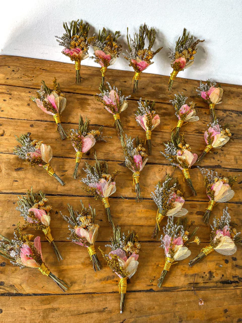 Lapela de Flores Naturais Desidratadas Serenata
