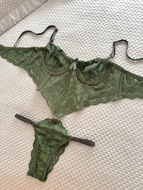 Body Laura em renda, sem bojo, com aro de sustentação e alças reguláveis - verde - comprar online