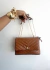 BOLSA THAI EM COURO CARAMELO - Amora Shoes