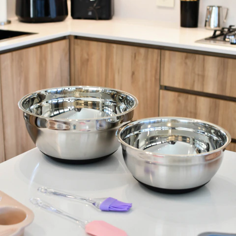 Set x2 Bowls de Acero Inoxidable con Base de Silicona 24 y 28 cm
