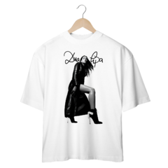 Camiseta Oversized Dua Lipa GQ Diva P&B na internet