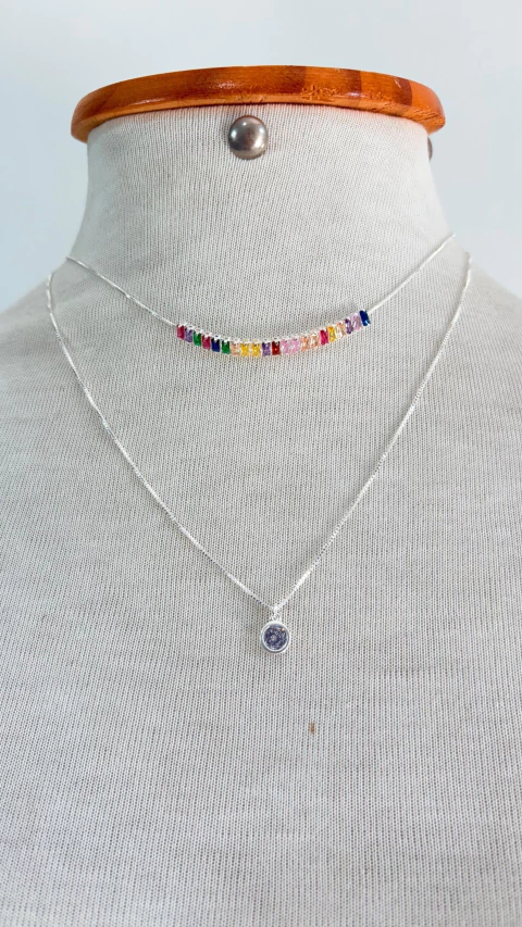 mix de colares prateados - vibrante choker colorida e ponto de luz