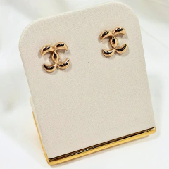 1441 - Brinco Maxi Elegance Biju Dourado Inspired Channel na internet