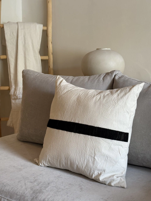 ALMOHADÓN BORDADO LINEA CENTRAL