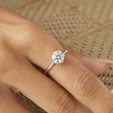 Anel solitário com pedra moissanite de 7mm em prata 925 .