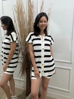 CONJUNTO EM TRICÔ - BLUSA COM BOTÕES E SHORT - comprar online