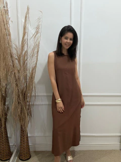 VESTIDO LONGO JULIA EM VISCOSE COM GOLA REDONDA E FENDA LATERAL na internet