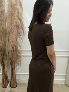 VESTIDO ZOE EM VISCOSE COM BOLSO E FENDA FRONTAL na internet
