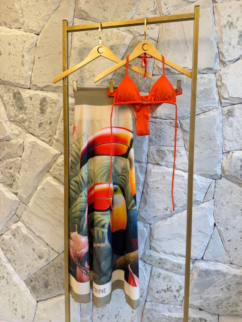 Conjunto Biquínis Asa Delta Laranja + Saída de Banho Pareô Tucano
