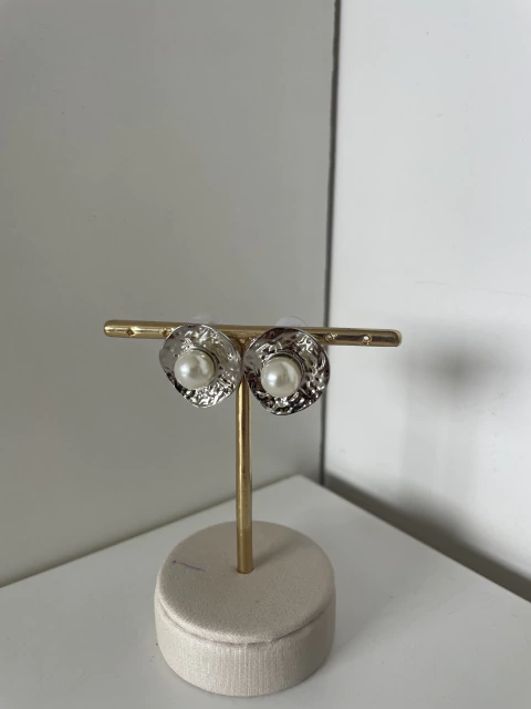 Brinco pérola texturizado