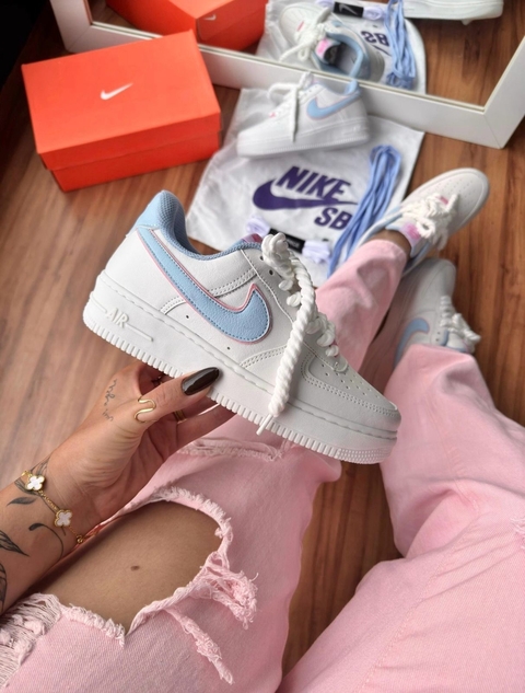 Tênis Nike Air Force 1 Branco com Detalhes em Azul e Rosa - comprar online