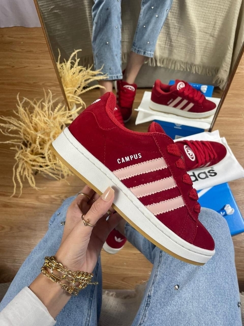 Tênis Campus Vermelho com Listras Rosa – Estilo Retrô com Toque Moderno