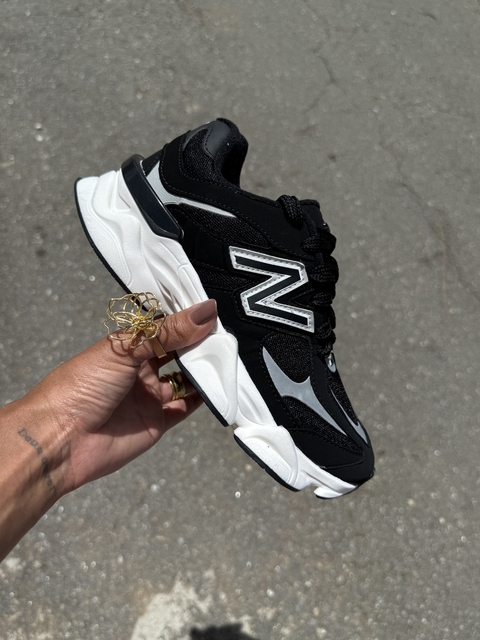 New Balance 9060 Preto com Solado Branco