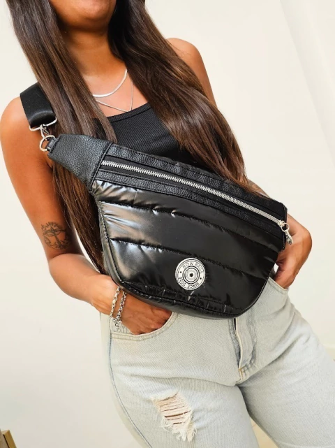 Maxi riñonegra Broadway negro brilloso. Material puffer canelón. - comprar online