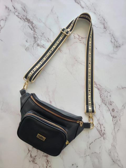 Riñonera negra con herrajes dorados. Cinta sublimada La Vie est bele - comprar online