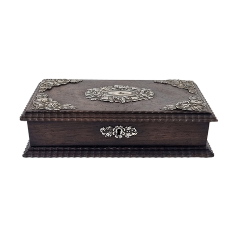 Caixa Antiga de Madeira com Apliques em Prata