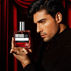 Homem segurando perfume contratipo Maahir Gadis inspirado no N° 1217 em frasco elegante