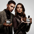 Frascos do perfume Similar Gadis 1167, inspirado em Psychedelic Love, segurados por um casal elegante