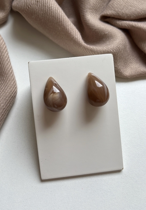 Brinco Gota de Resina Nude Mescla E