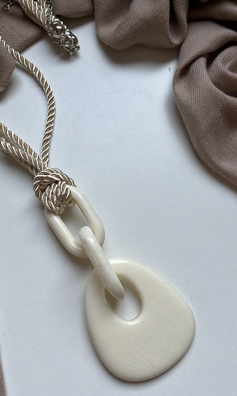 Colar Longo de Resina Elos e Gota Off White - comprar online