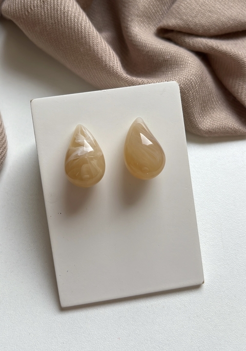 Brinco Gota de Resina Creme Mescla