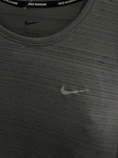 Camiseta Nike Running Cinza - comprar online