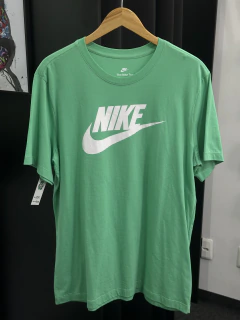 Camiseta Nike Tee Básica verde