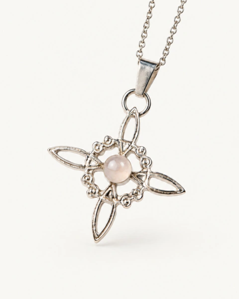 Collar con colgante de nudo de bruja en plata con cuarzo rosa natural en el centro