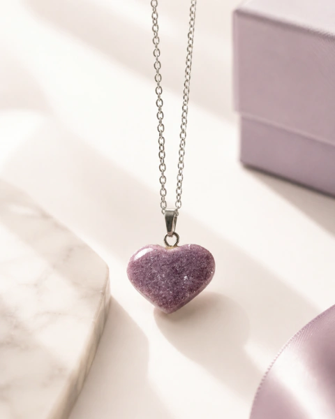 collar de lepidolita natural en forma de corazón, con cadena de acero 