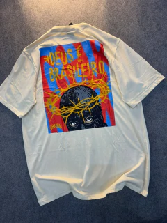 Camiseta Chronic Santa Deus é Brasileiro -BEGE NUSTRE