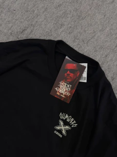 Camiseta Chronic/Dexter Glória ao Pai pela Vitória - PRETO - loja online