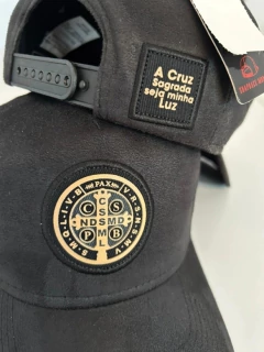 BONÉ MEDALHA PRETO ABA PRETO - comprar online