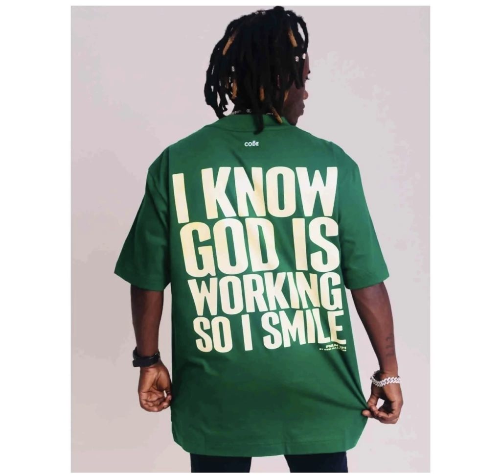 CAMISETA OVERSIZED GOD IS WORKING - VERDE