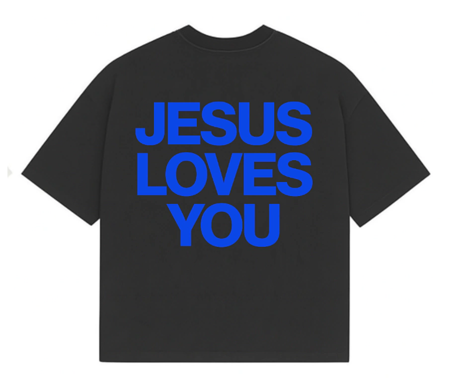 Camiseta preta “Jesus loves you” escrita azul