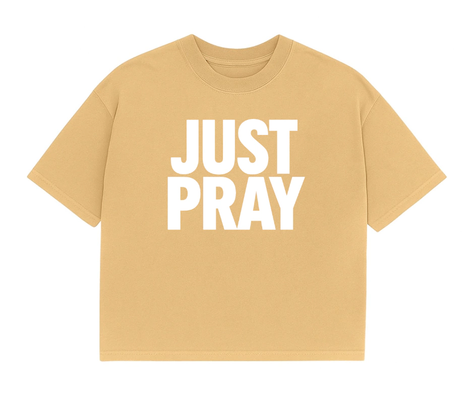 Camiseta “Just Pray” café com leite