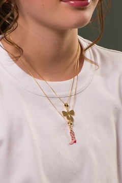 Colar Bota Cowgirl Banhado a Ouro 18k com Resina Rosa – Maria Petiti na internet