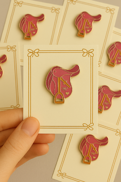 Pin sela de cavalo rosa - MariaPetiti.store
