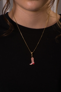 Colar Bota Cowgirl Banhado a Ouro 18k com Resina Rosa – Maria Petiti - comprar online