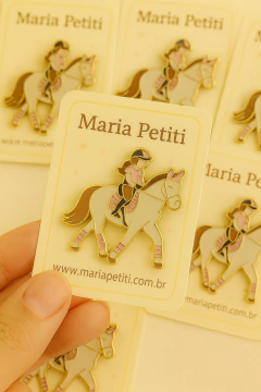 Pin Cavalo Branco Menina Roupa Rosa na internet