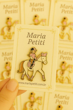 Pin Cavalo Branco Menina Roupa Rosa - comprar online