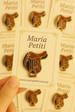 Pin sela de cavalo marrom - comprar online