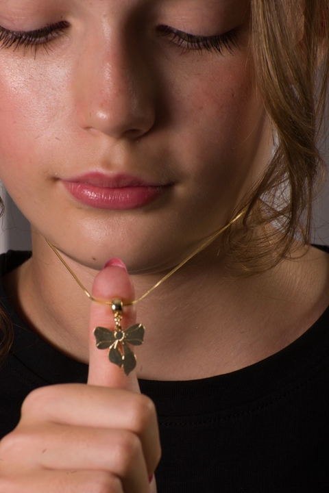 Colar Feminino Laço Dourado com Zircônia – Banhado a Ouro 18K, Delicado e Exclusivo - comprar online