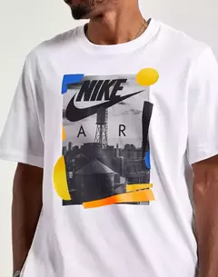 Camiseta Nike Sportswear Rhythm Photo Branca Estampa Cidade Amarela Laranja Azul Cinza