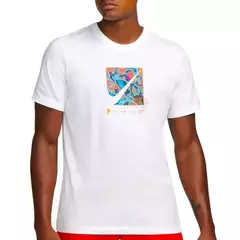Camiseta Nike Sportswear Wordwide Branca com Logo Colorido Abstrato Swoosh