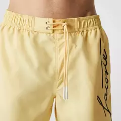 Shorts Lacoste Amarelo com Estampa de Assinatura  