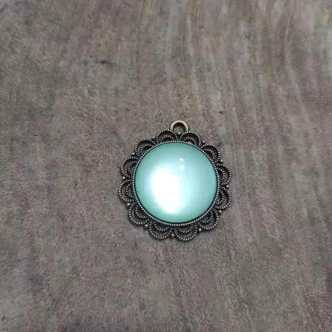 Chaton Redondo Perolado Verde Com Cabochão - comprar online